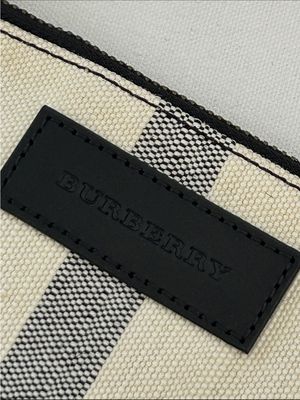NWOT, Designer Luxury. Genuine Burberry Black & Ivory Check Tote, Never Used - Picture 6 of 8